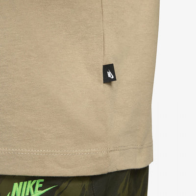 Nike | NSW TEE FANTASY GRAPHIC  { KHAKI