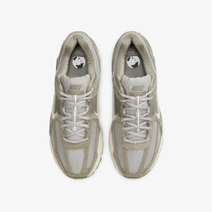 NIKE | ZOOM VOMERO 5 { DARK STUCCO/PHANTOM-LT SMOKE GREY