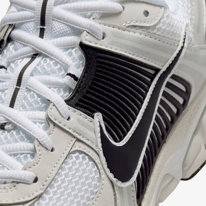 NIKE | ZOOM VOMERO 5 { WHITE/BLACK-PLATINUM TINT-MTLC PLATINUM