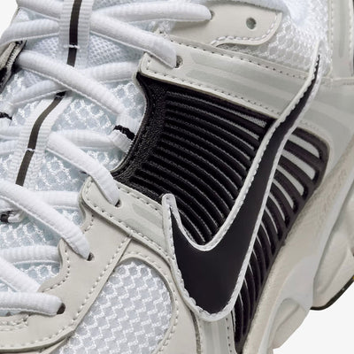 NIKE | ZOOM VOMERO 5 { WHITE/BLACK-PLATINUM TINT-MTLC PLATINUM