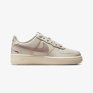 NIKE | AIR FORCE 1 LV8 1 (GS) { LT OREWOOD BRN/MALT-BURGUNDY CRUSH