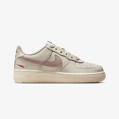 NIKE | AIR FORCE 1 LV8 1 (GS) { LT OREWOOD BRN/MALT-BURGUNDY CRUSH