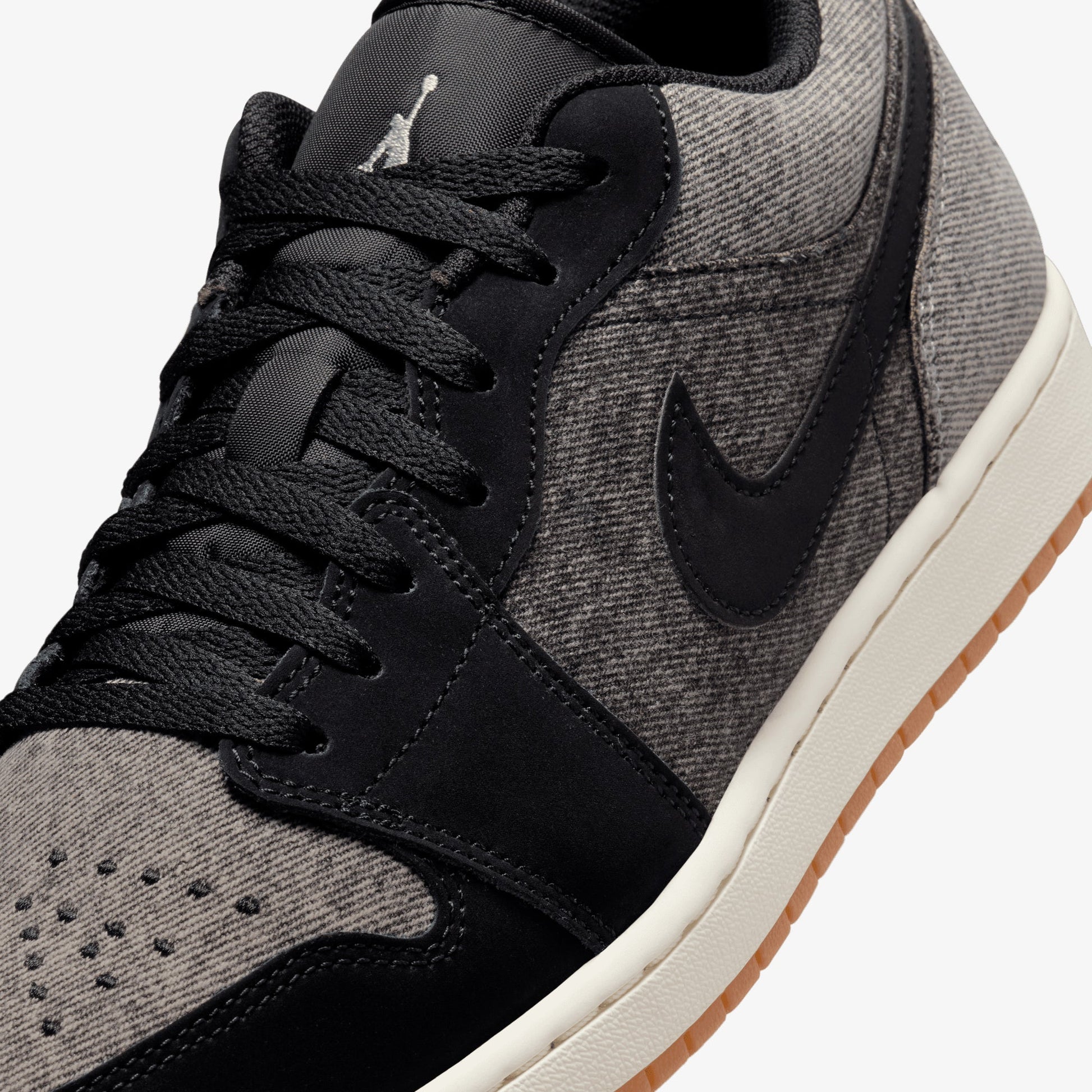 JORDAN | AIR JORDAN 1 LOW { BLACK/BLACK-LT SMOKE GREY-SAIL