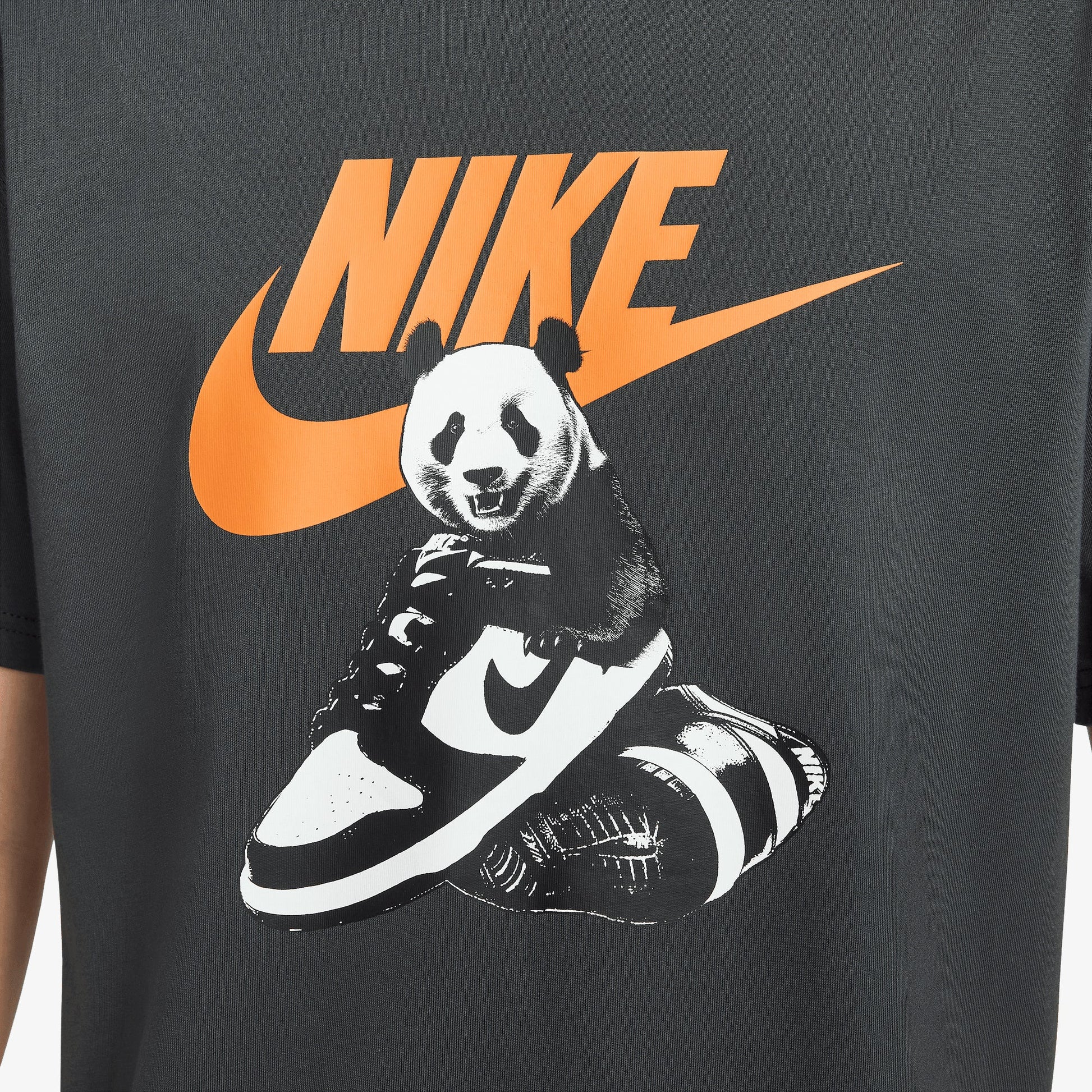 NIKE | AS M NSW TEE FW MBR CNCT FA25 { ANTHRACITE