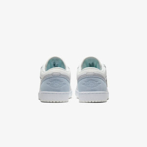 JORDAN | AIR JORDAN 1 LOW { WHITE/SKY GREY-FOOTBALL GREY