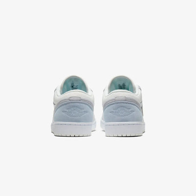 JORDAN | AIR JORDAN 1 LOW { WHITE/SKY GREY-FOOTBALL GREY