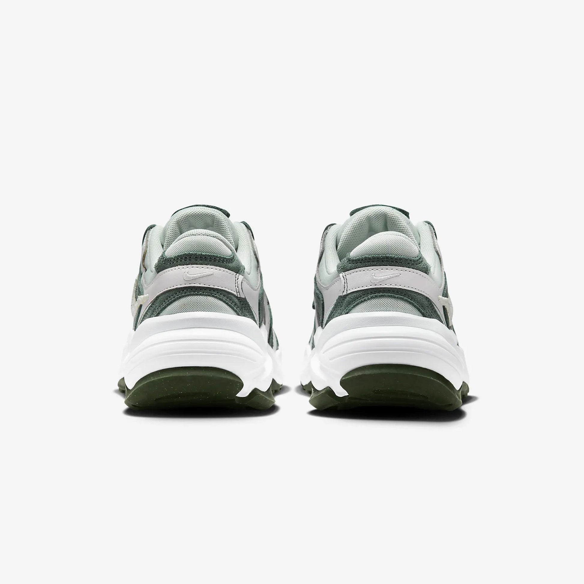 Nike | AL8  { VINTAGE GREEN/SPRING GREEN-CARBON GREEN