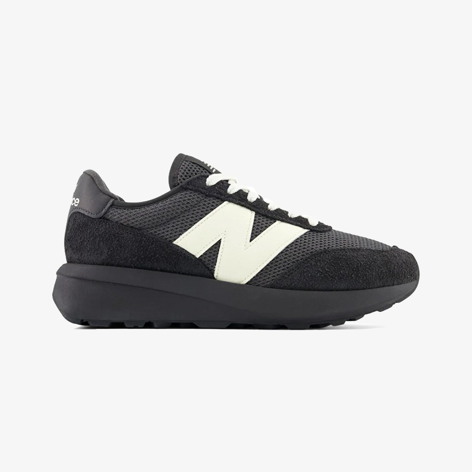 New Balance | 370 { BLACK/WHITE