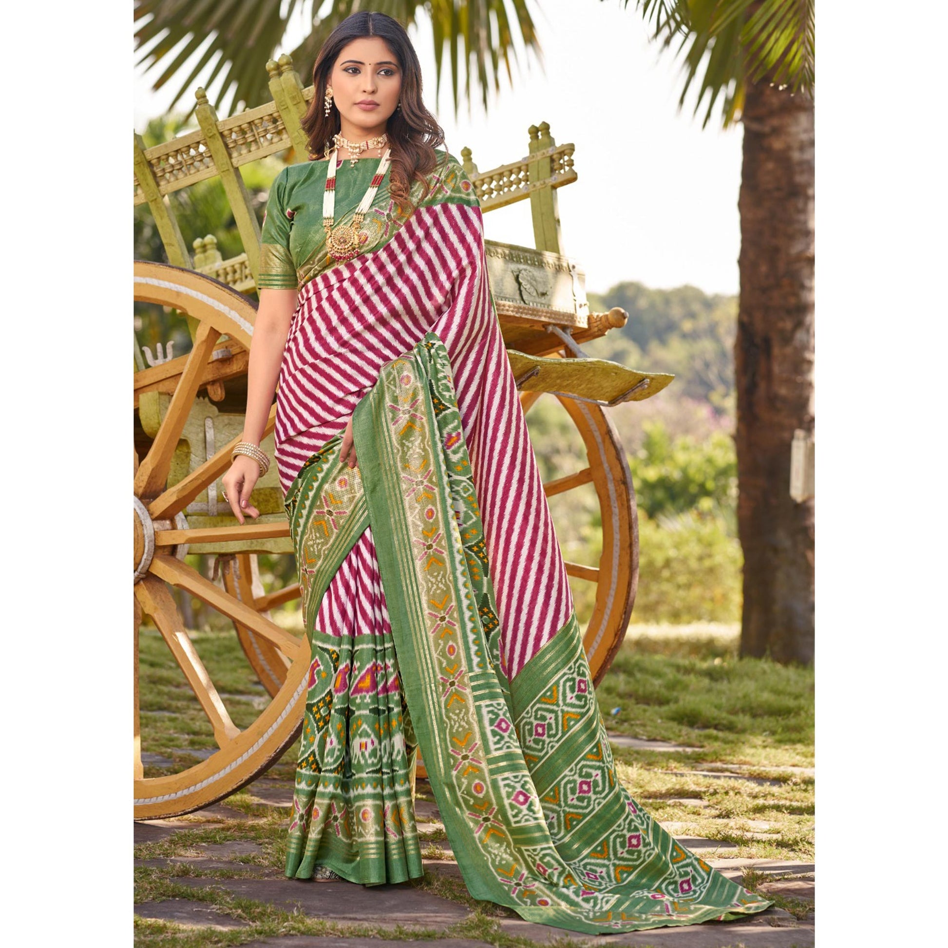 green-patola-printed-dola-silk-saree-4