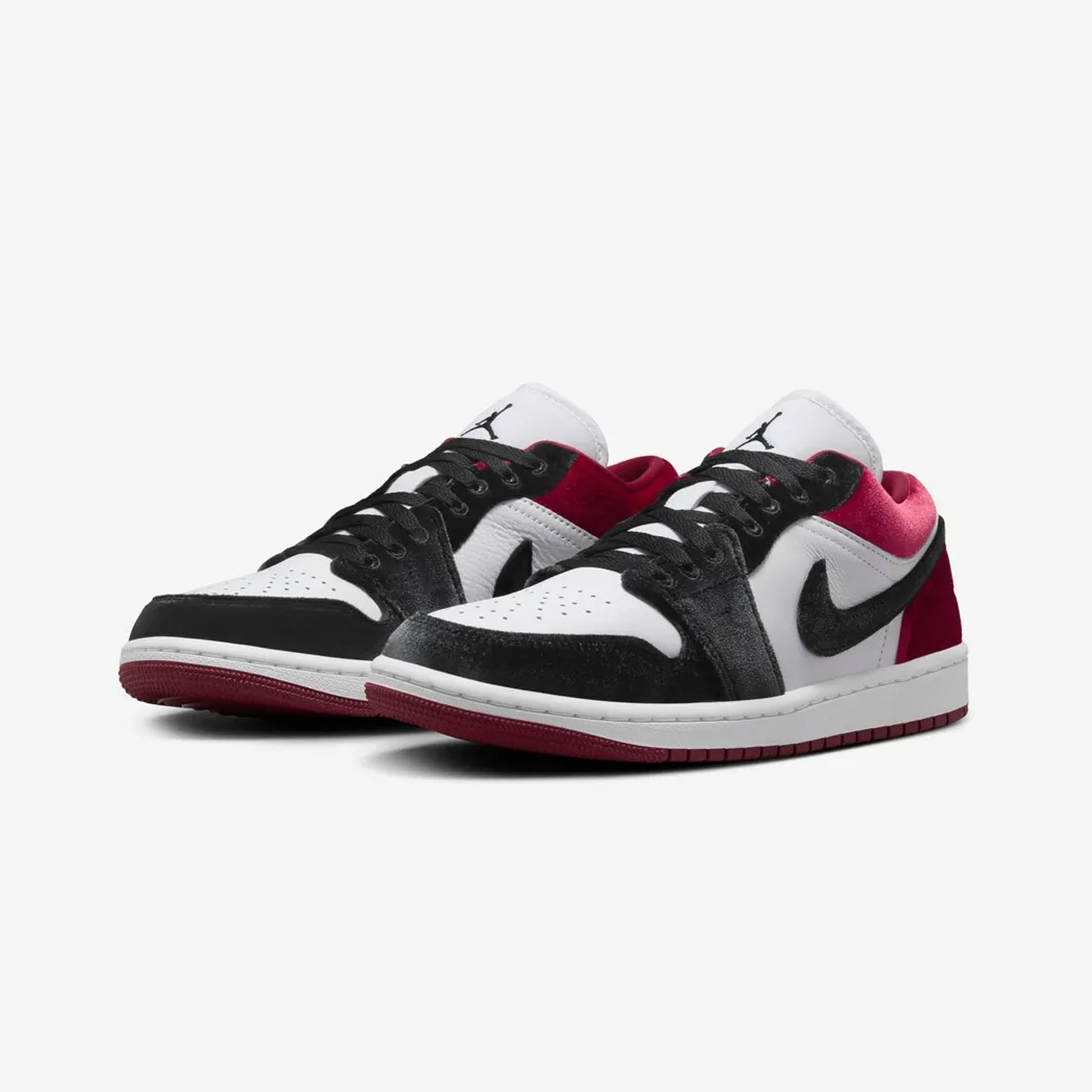 Jordan | AIR JORDAN 1 LOW { BLACK/BLACK-WHITE-TEAM RED