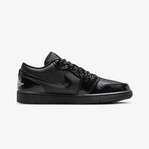 JORDAN | AIR JORDAN 1 LOW SE { BLACK/BLACK-WHITE-METALLIC SILVER