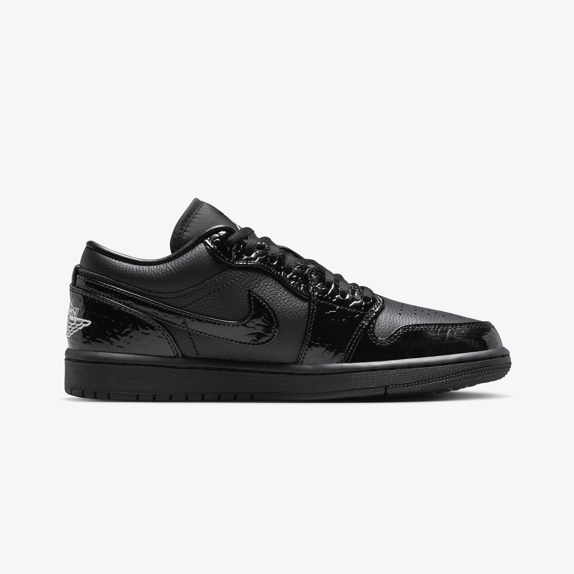 JORDAN | AIR JORDAN 1 LOW SE { BLACK/BLACK-WHITE-METALLIC SILVER