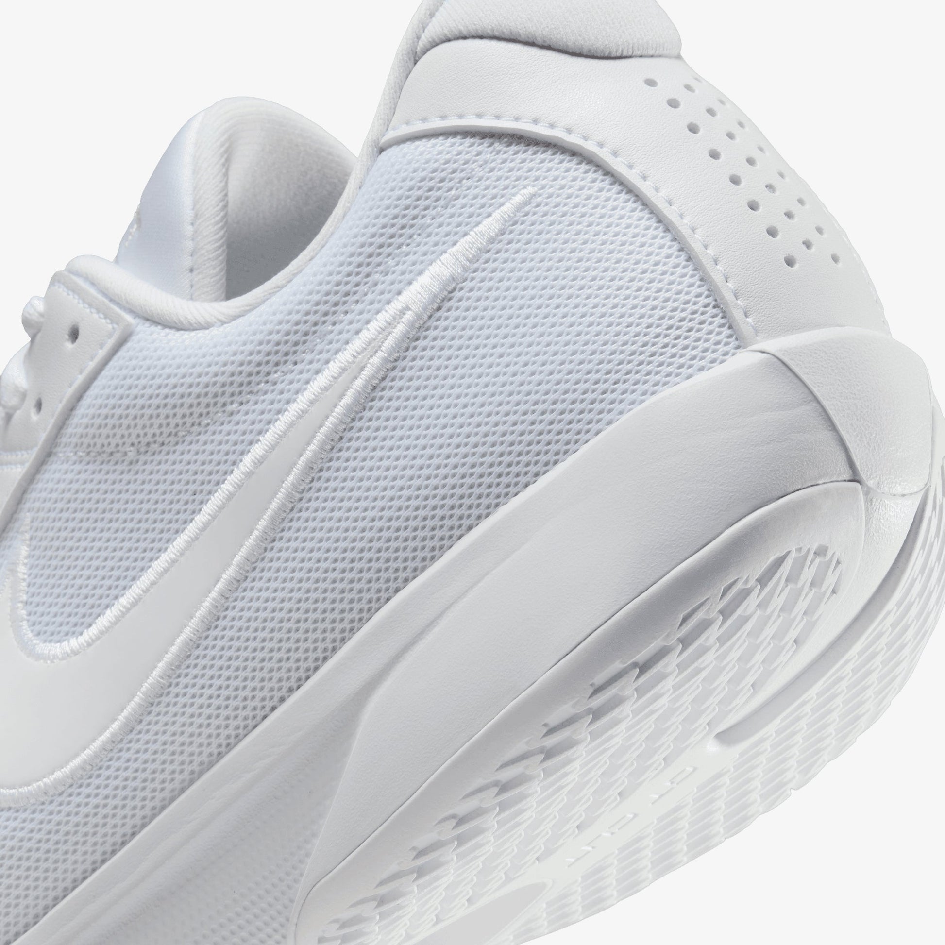NIKE | G.T. HUSTLE ACADEMY EP { WHITE/WHITE-PHOTON DUST