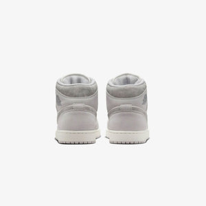 JORDAN | AIR JORDAN 1 MID SE { NEUTRAL GREY/SMOKE GREY-SAIL