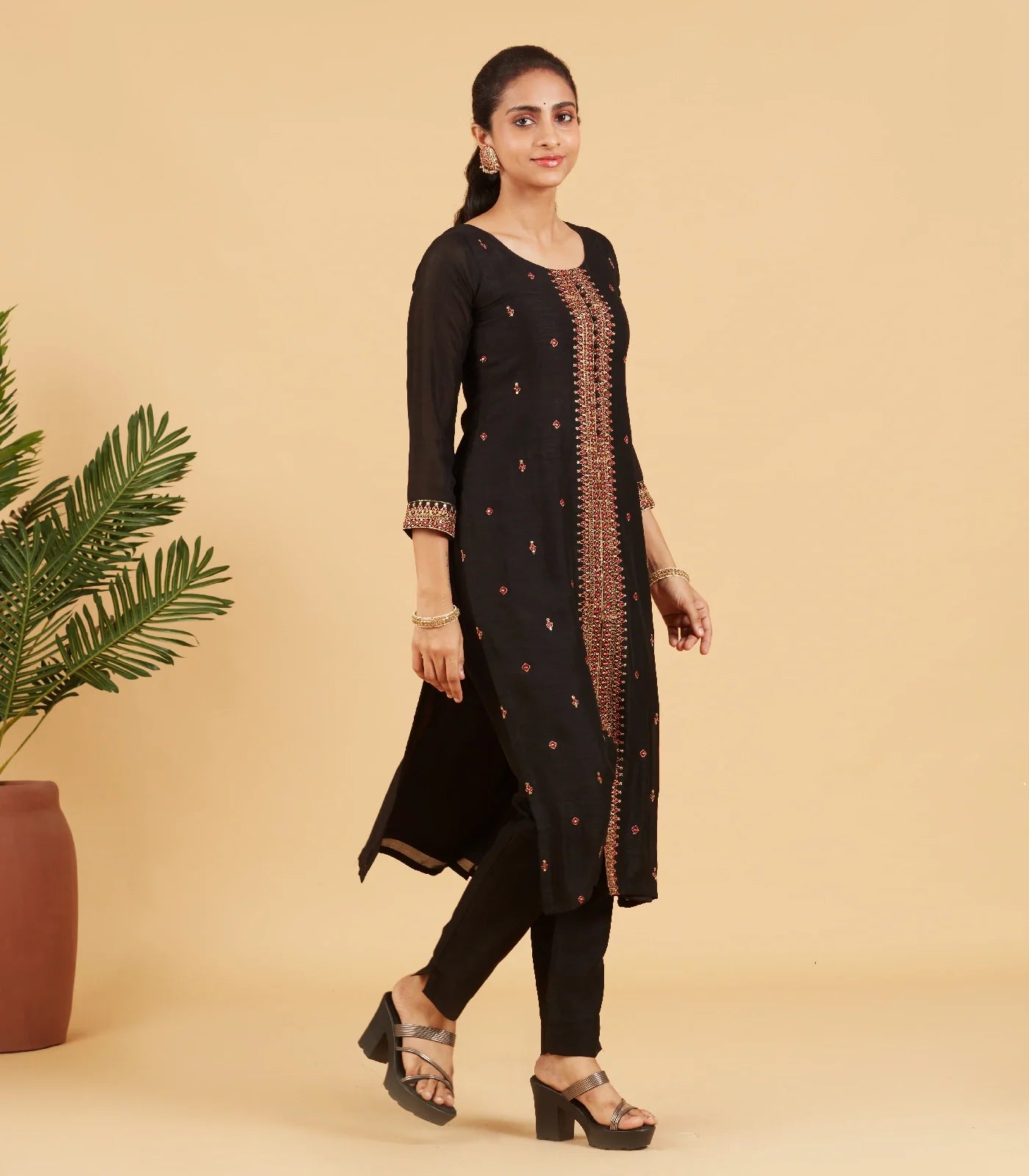 Black Kurta Set With Contrast Red Dupatta