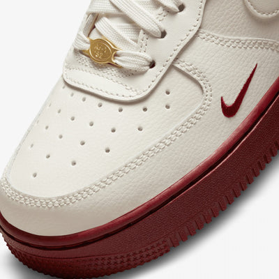 Nike | AIR FORCE 1 '07 SE { ETALLIC GOLD/WHITE-BLACK