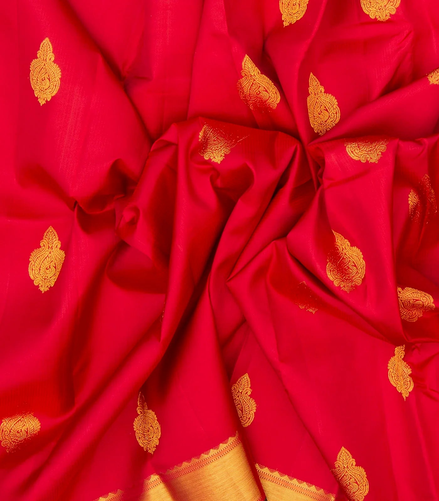 Crimson Handloom Kanchipuram Silk Saree With Annam Buttas