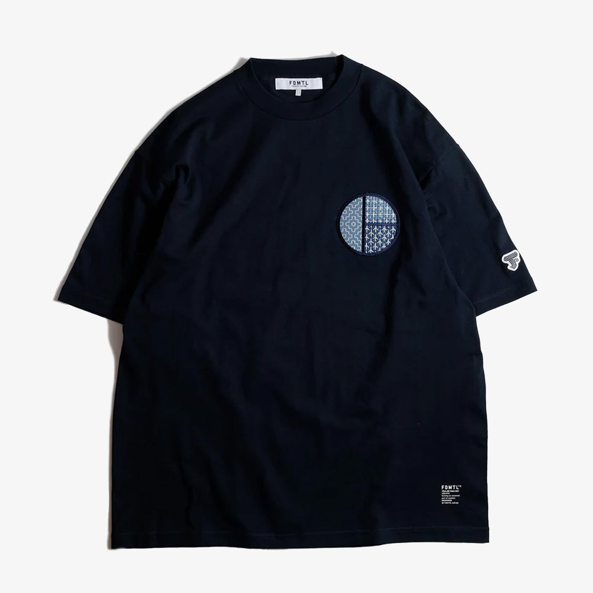 FDMTL | CIRCLE PATCH TEE { NAVY