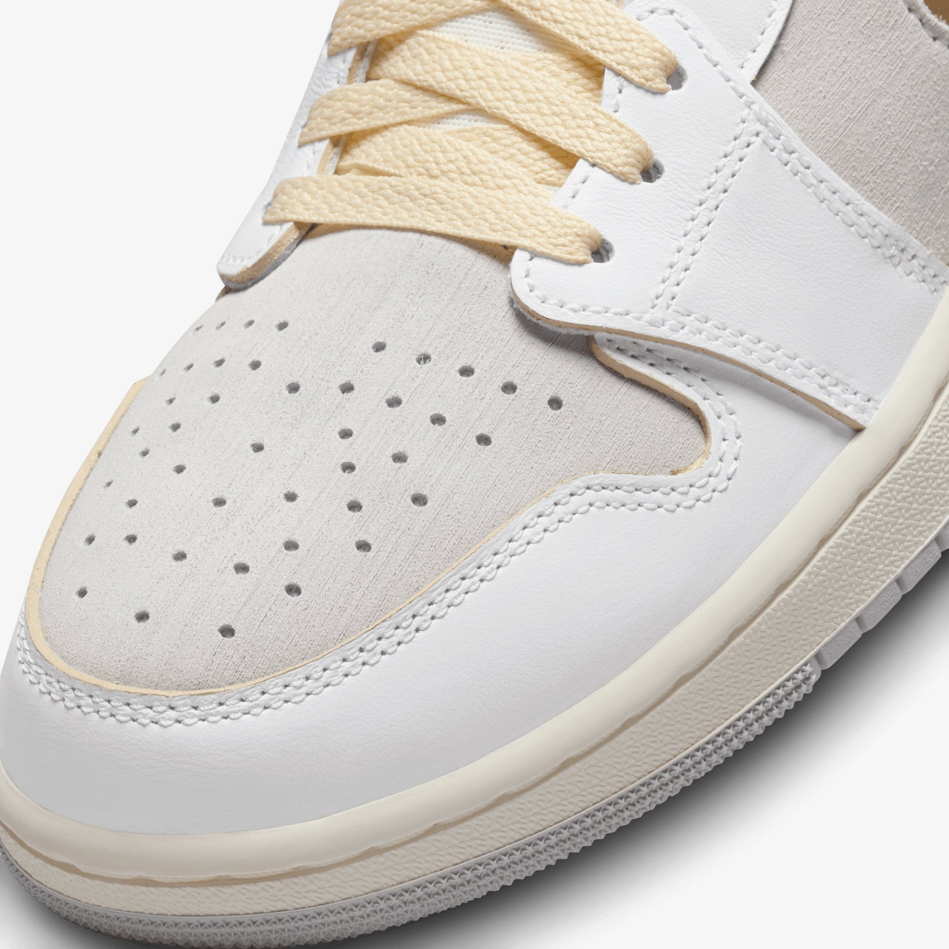 Jordan | AIR JORDAN 1 ZOOM CMFT 2  { WHITE/METALLIC GOLD-NEUTRAL GREY
