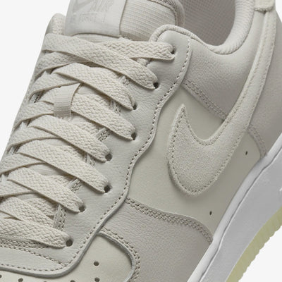 Nike | AIR FORCE 1 '07 LV8 { LIGHT BONE/SUMMIT WHITE-LT IRON ORE