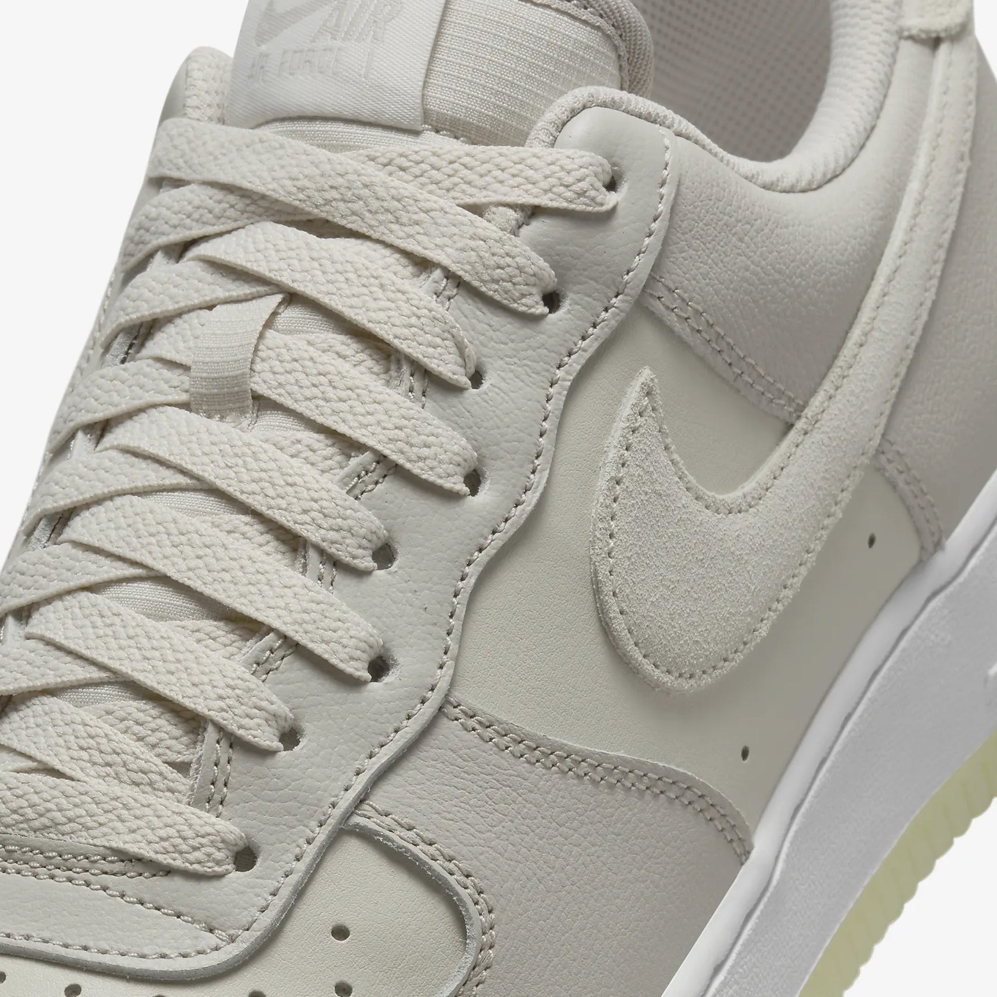 Nike | AIR FORCE 1 '07 LV8 { LIGHT BONE/SUMMIT WHITE-LT IRON ORE