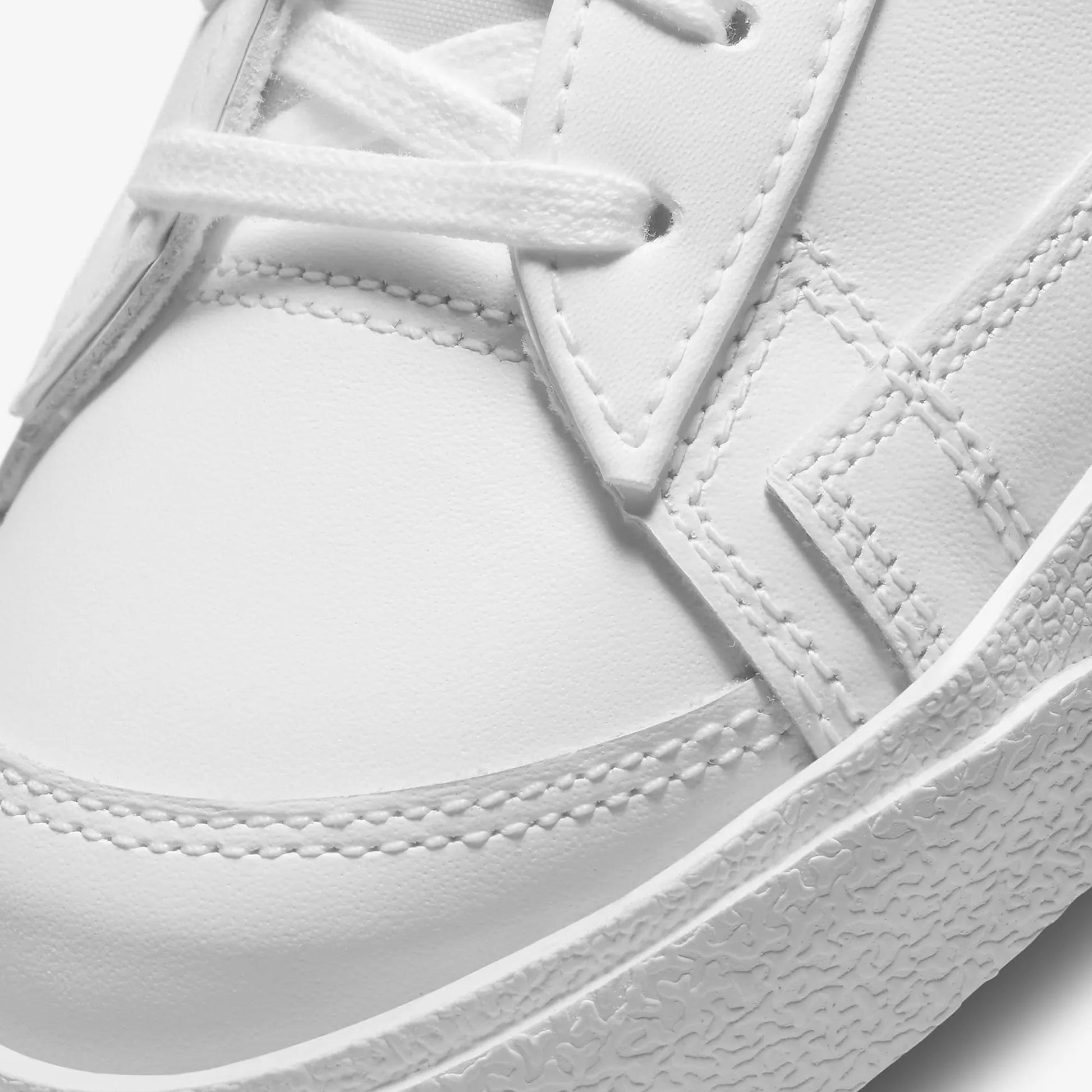 Nike | BLAZER LOW '77 { WHITE/WHITE-WHITE-WHITE