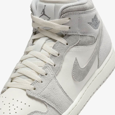 JORDAN | AIR JORDAN 1 MID SE { NEUTRAL GREY/SMOKE GREY-SAIL