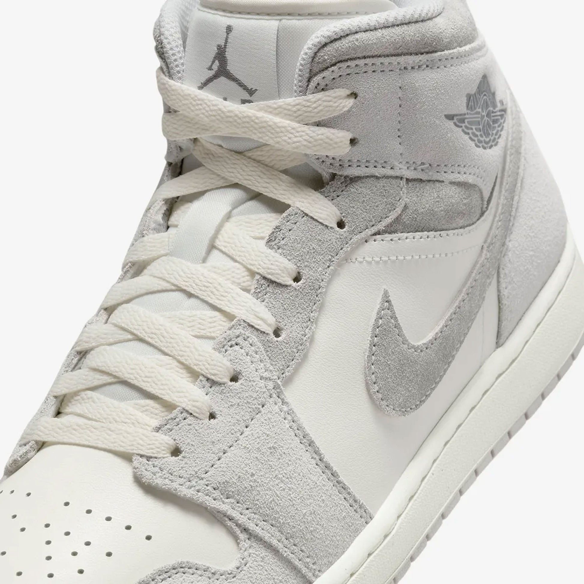 JORDAN | AIR JORDAN 1 MID SE { NEUTRAL GREY/SMOKE GREY-SAIL