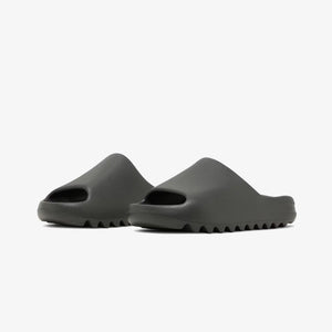 ADIDAS ORIGINALS | YEEZY SLIDE { DARK ONYX