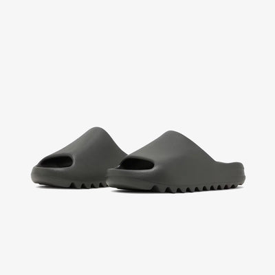 ADIDAS ORIGINALS | YEEZY SLIDE { DARK ONYX