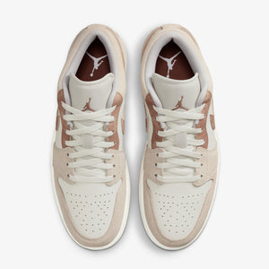 JORDAN | AIR JORDAN 1 LOW SE { LEGEND LT BROWN/ARCHAEO BROWN-SAIL