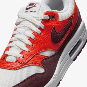 Nike | AIR MAX 1  { SUMMIT WHITE/BURGUNDY CRUSH-PICANTE RED