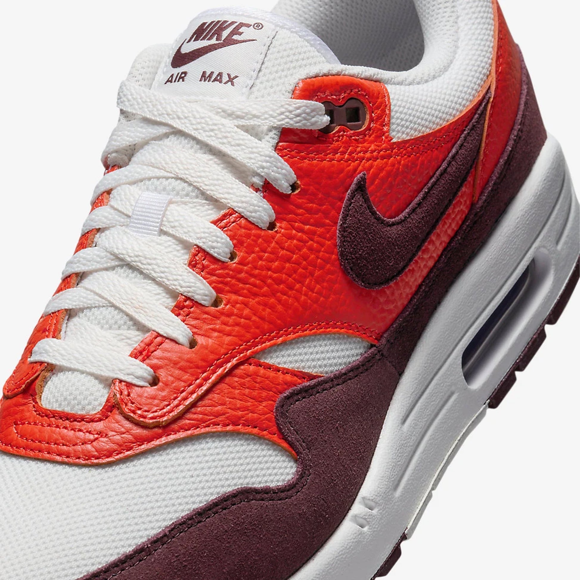 Nike | AIR MAX 1  { SUMMIT WHITE/BURGUNDY CRUSH-PICANTE RED