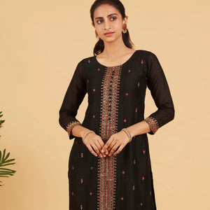 Black Kurta Set With Contrast Red Dupatta
