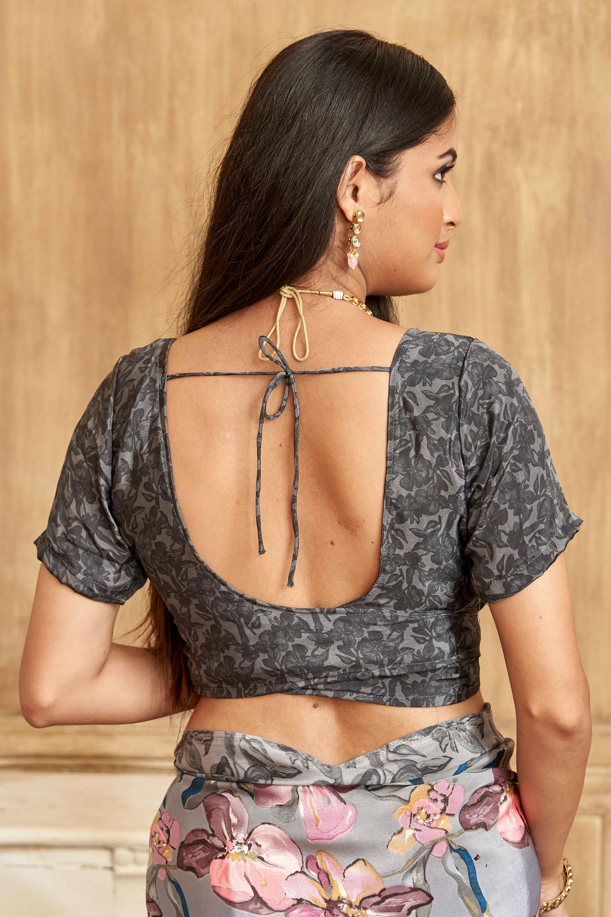 grey-floral-printed-crepe-silk-saree-23