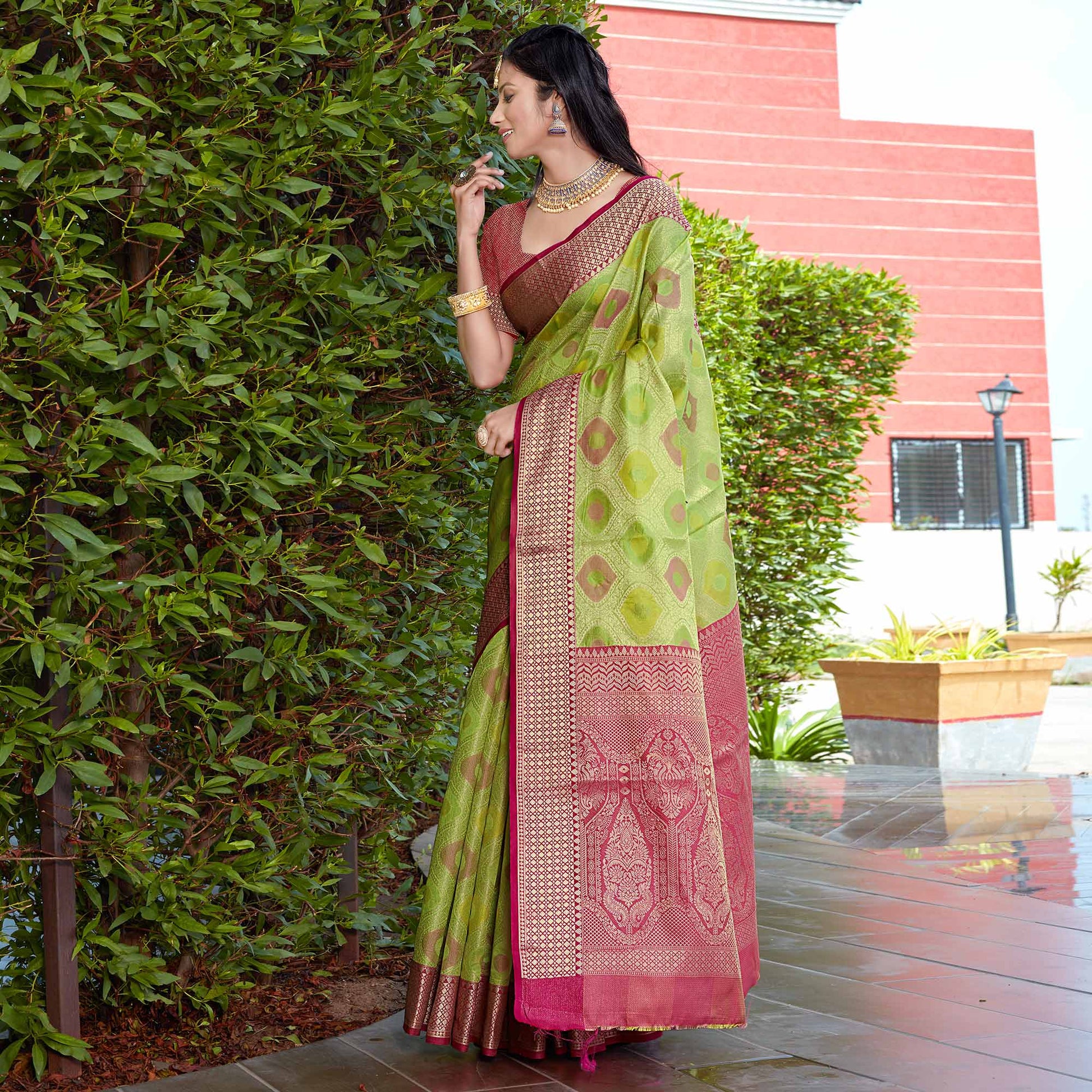 green-woven-art-silk-saree-10