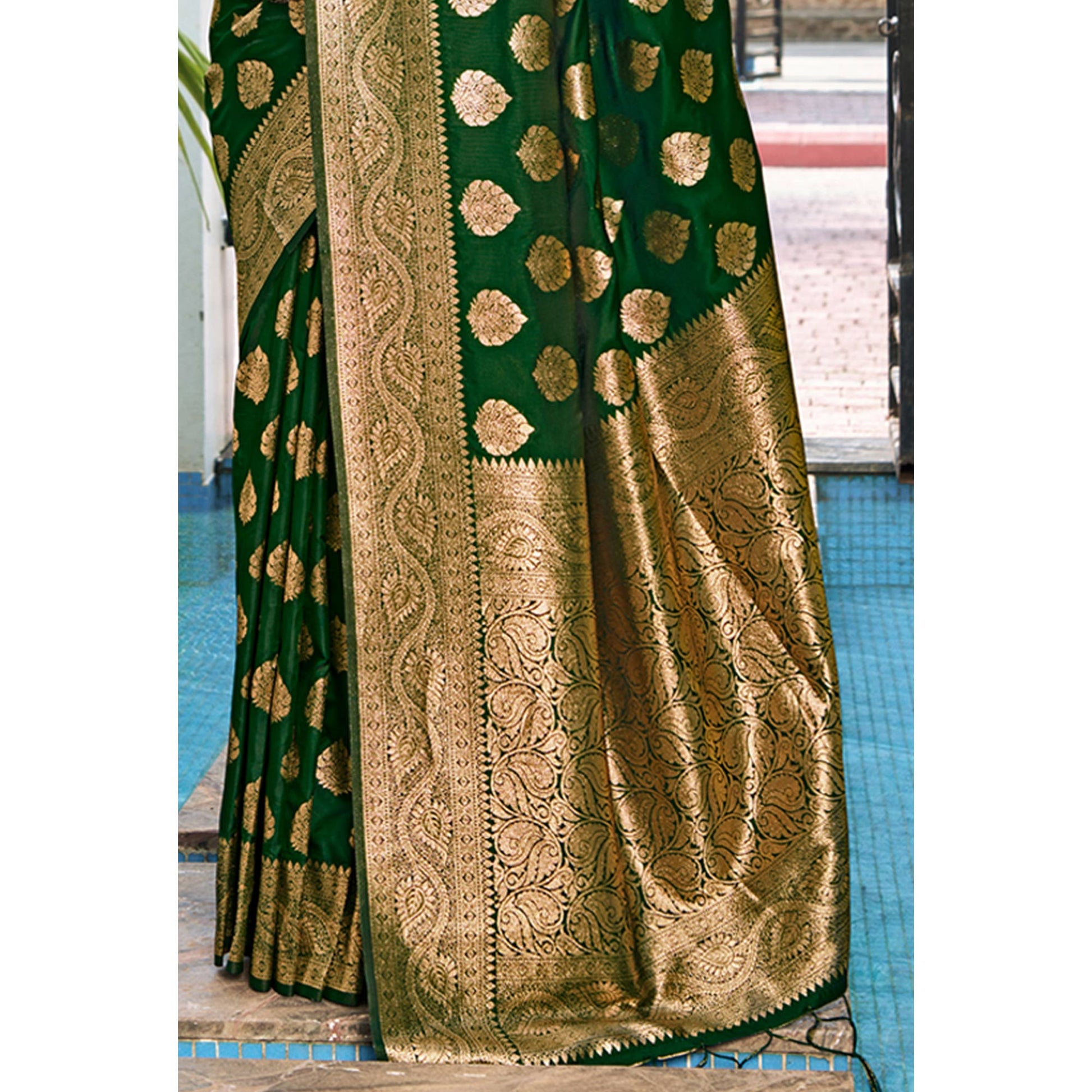 8green-floral-woven-banarasi-silk-saree