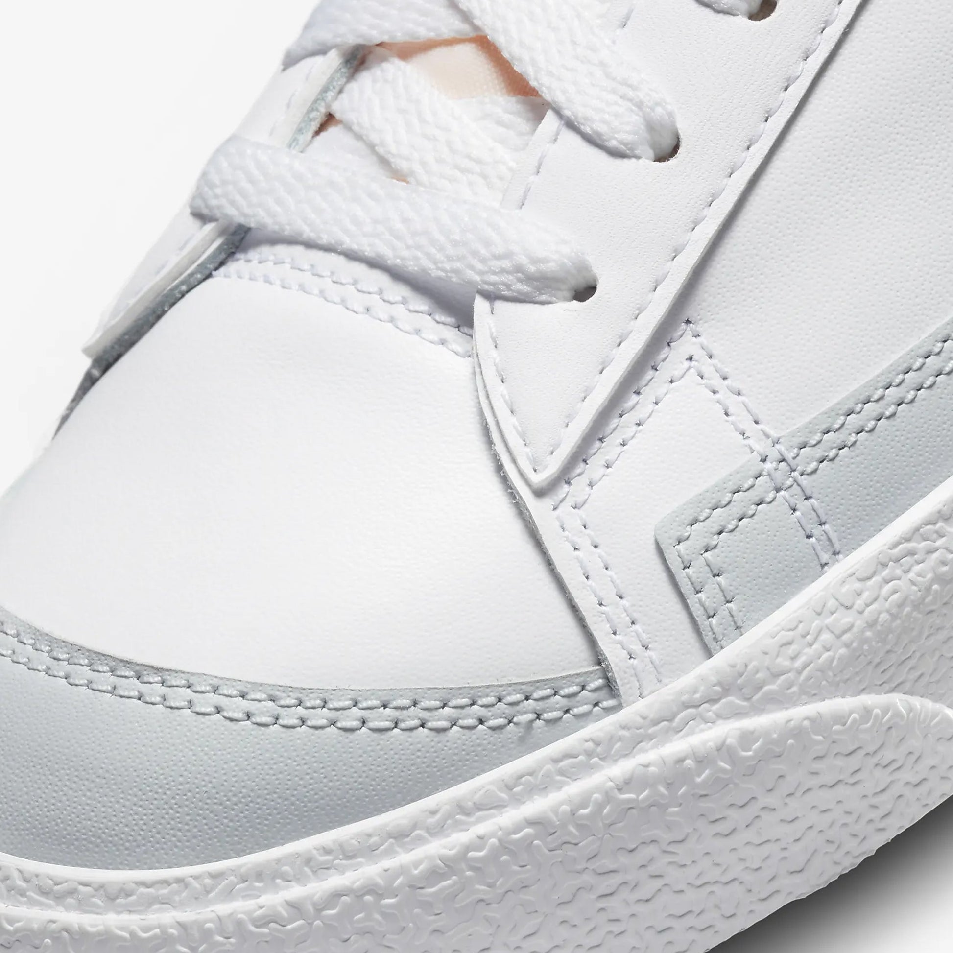Nike | BLAZER LOW '77 VINTAGE { WHITE/BLACK-PURE PLATINUM