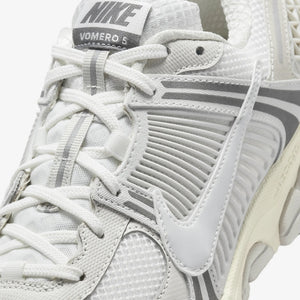 Nike | ZOOM VOMERO 5 SE  { PLATINUM TINT/PHOTON DUST-CASHMERE