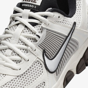 Nike | ZOOM VOMERO 5  { PHANTOM/MTLC PLATINUM-LT IRON ORE