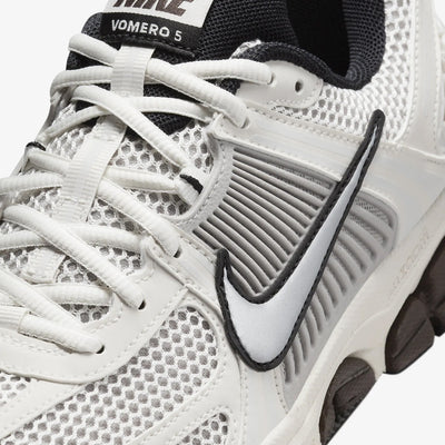 Nike | ZOOM VOMERO 5  { PHANTOM/MTLC PLATINUM-LT IRON ORE