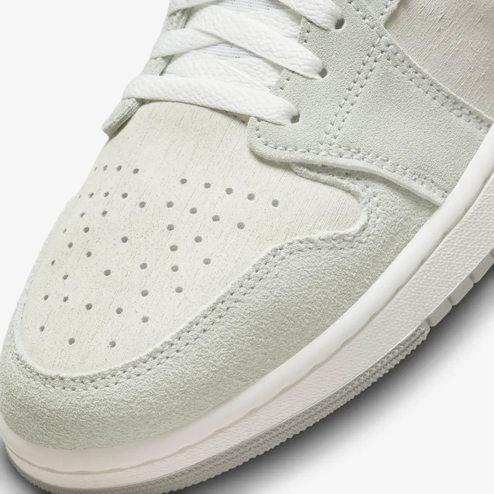 Jordan | AIR JORDAN 1 ZOOM CMFT 2  { SUMMIT WHITE/PARTICLE GREY-LIGHT SILVER