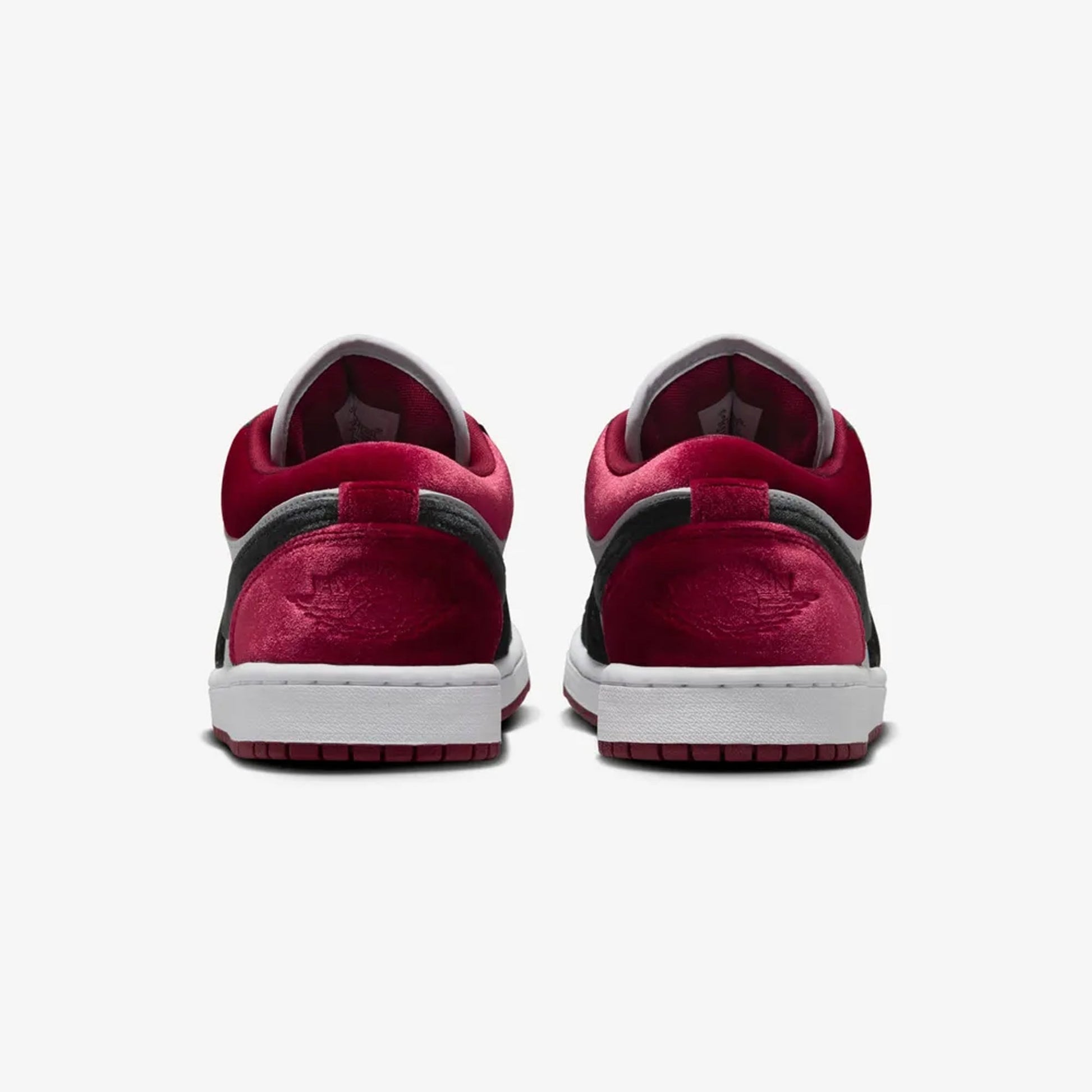 Jordan | AIR JORDAN 1 LOW { BLACK/BLACK-WHITE-TEAM RED
