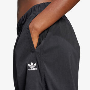 Adidas Originals | ESSENTIALS RIPSTOP PARACHUTE PANTS { BLACK