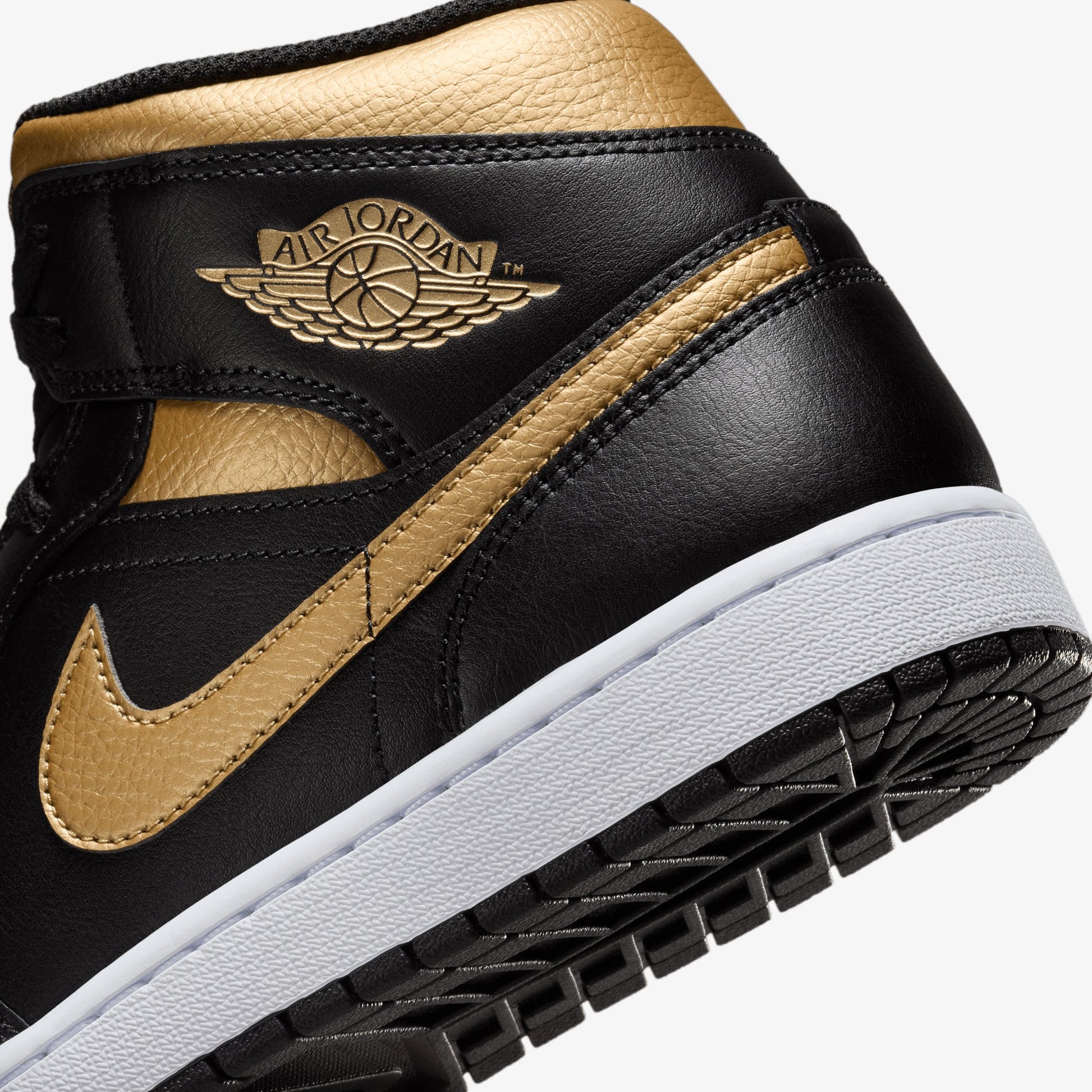 JORDAN | AIR JORDAN 1 MID { BLACK/METALLIC GOLD-WHITE