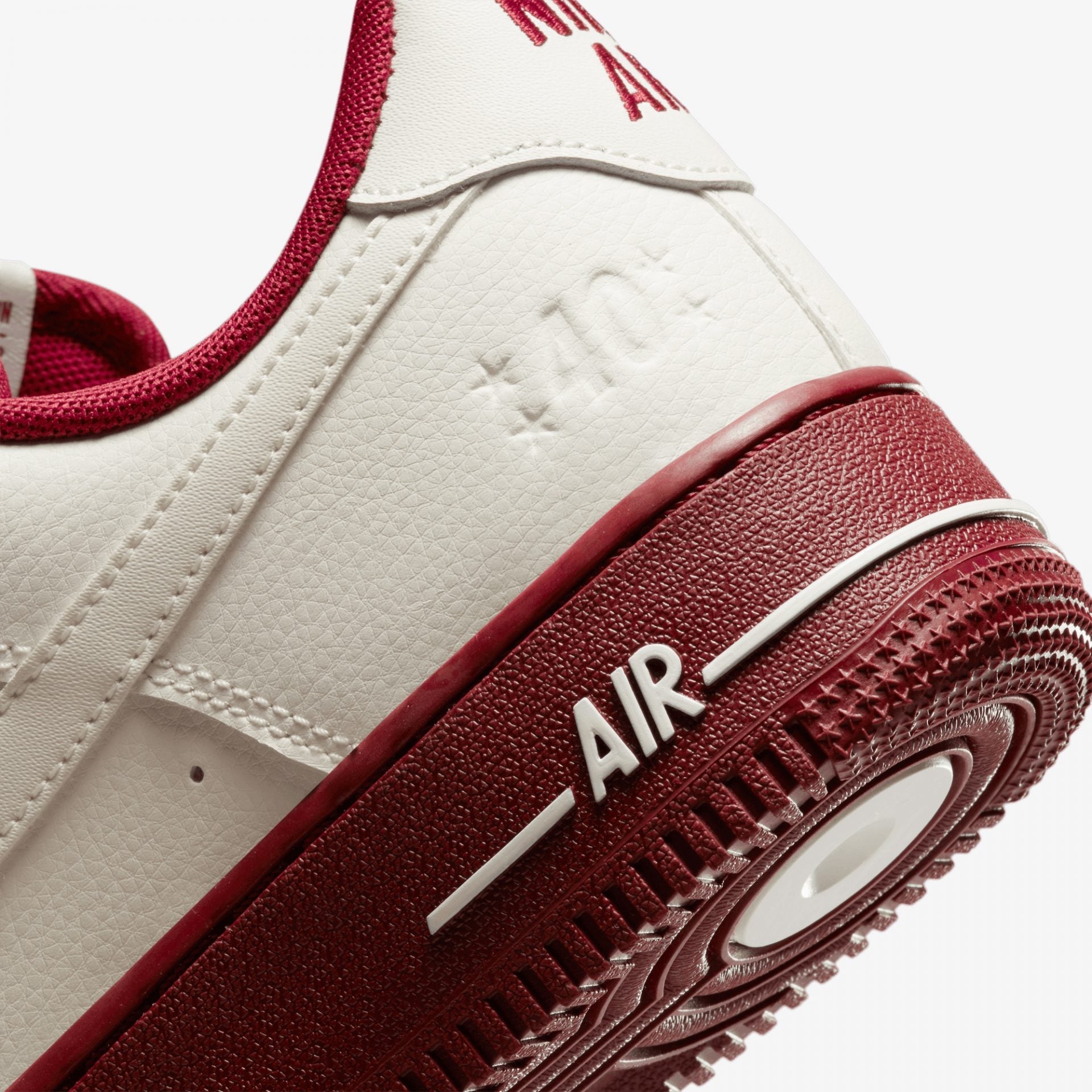 Nike | AIR FORCE 1 '07 SE { ETALLIC GOLD/WHITE-BLACK