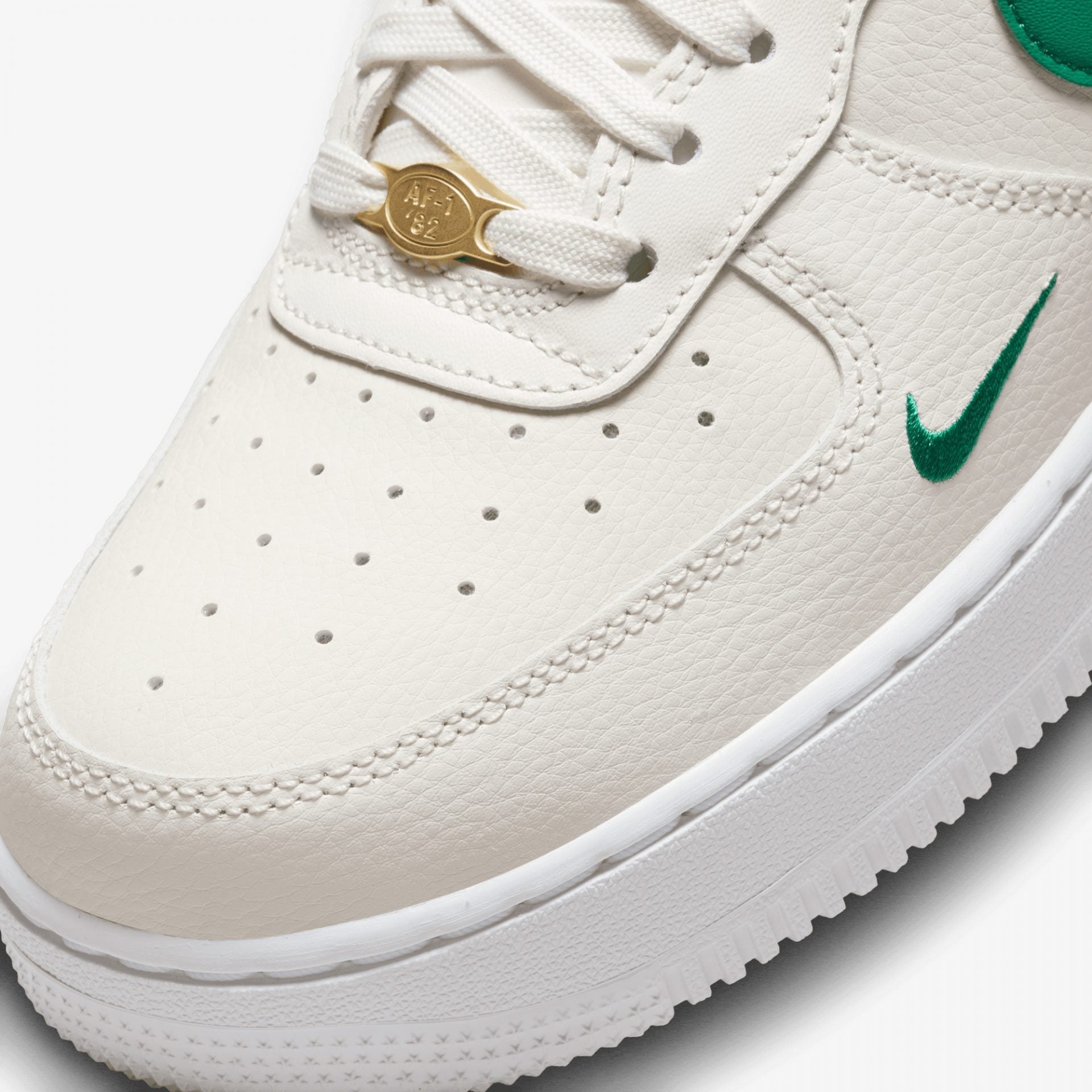 Nike | AIR FORCE 1'07 SE { WHITE-METALLIC GOLD