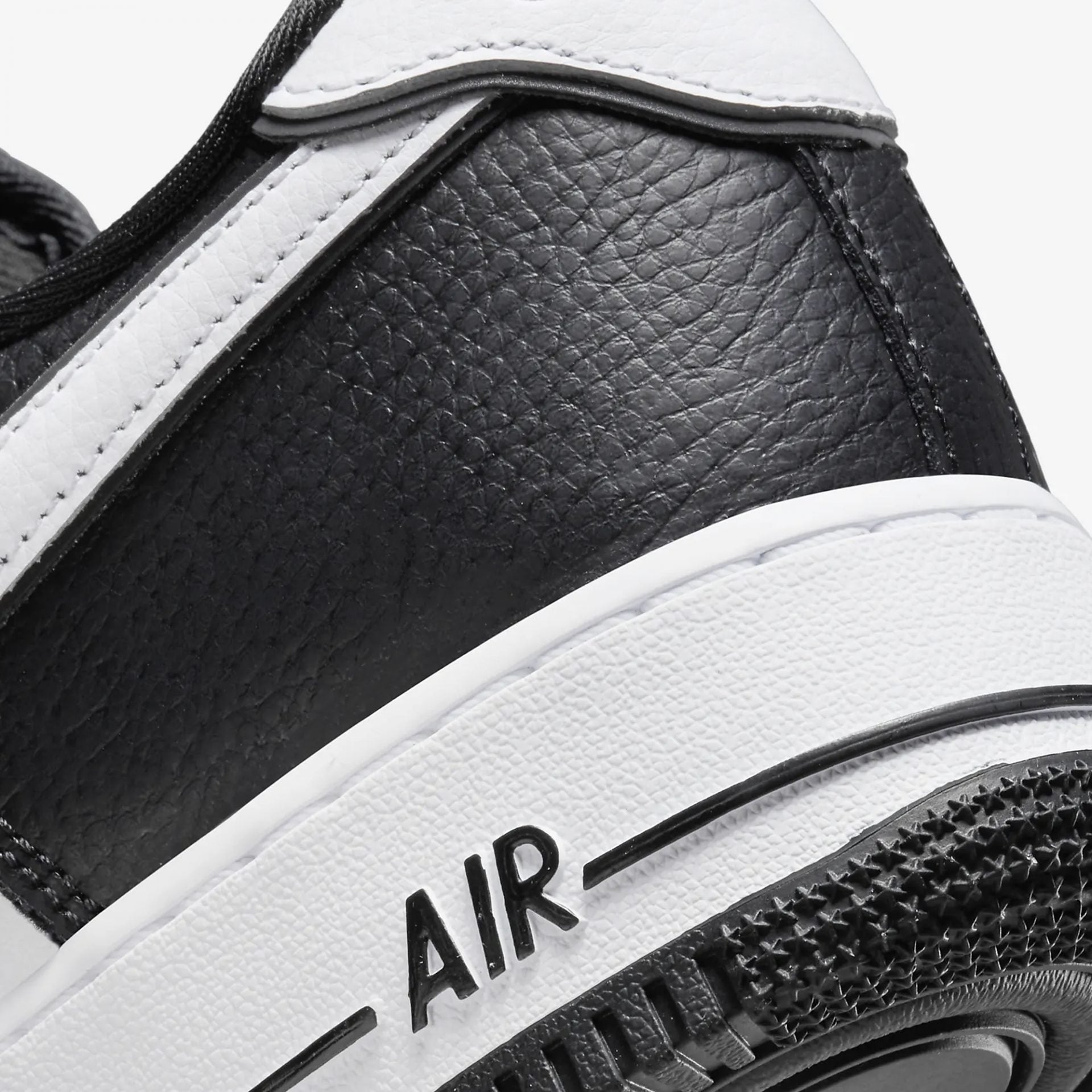 Nike | AIR FORCE 1 '07 LV8 { WHITE/BLACK