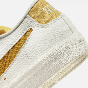 Nike | BLAZER LOW '77 SE NEXT NATURE { SAIL / SANDED GOLD