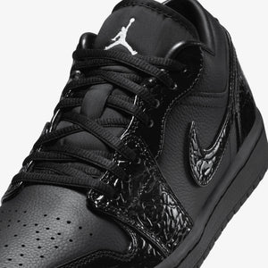 JORDAN | AIR JORDAN 1 LOW SE { BLACK/BLACK-WHITE-METALLIC SILVER